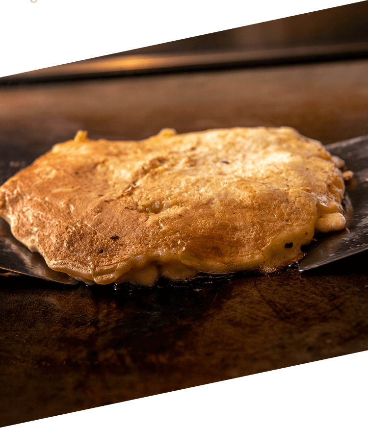 お好み焼きの要すばやくひっくり返す。